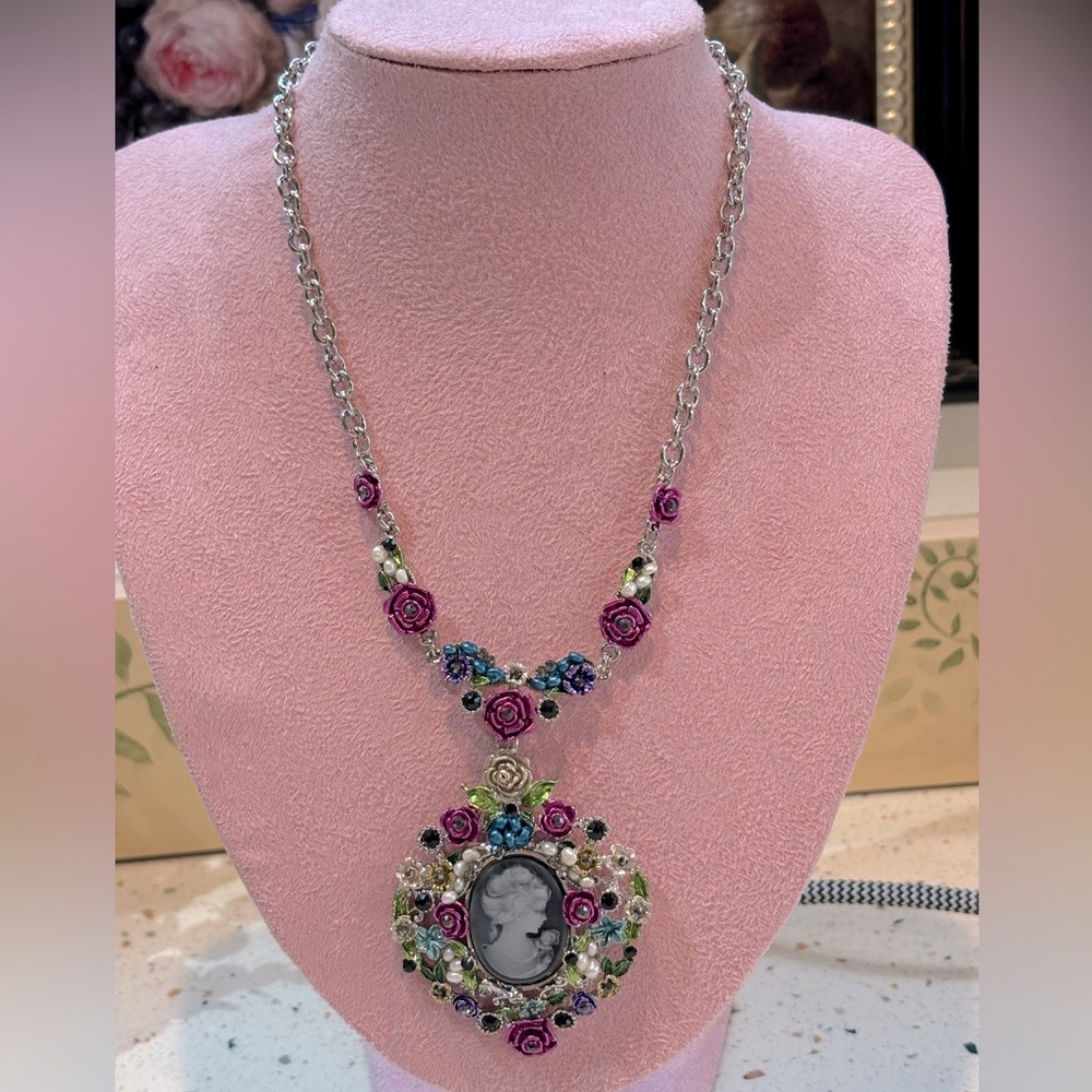 Victorian Flower Cameo Pendant Statement Necklace‎